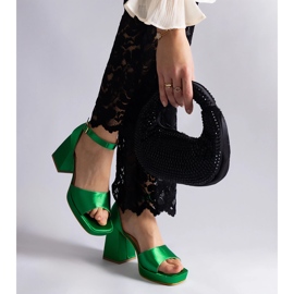 Sandalias de raso verde con tacones enormes. 1