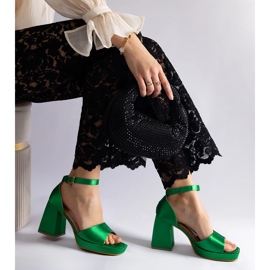 Sandalias de raso verde con tacones enormes. 2