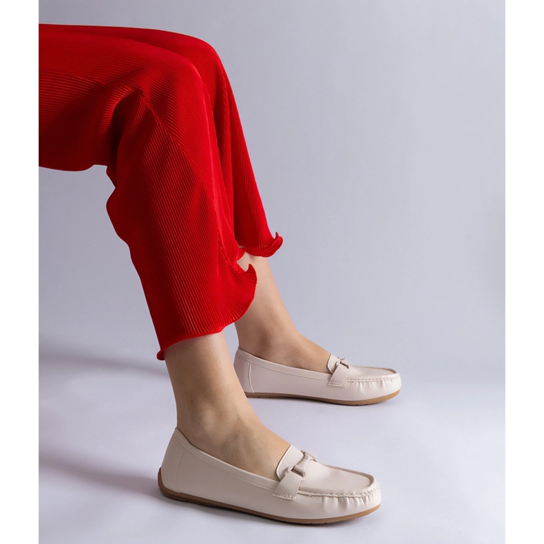 Mocasines de cuero ecológico beige con un adorno 1