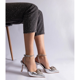 Tacones plateados con tacón abierto decorado con circonitas. plata 1 Tacones plateados con tacón abierto decorado con circonitas. plata 1