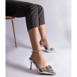Tacones plateados con tacón abierto decorado con circonitas. plata 2 Tacones plateados con tacón abierto decorado con circonitas. plata 2