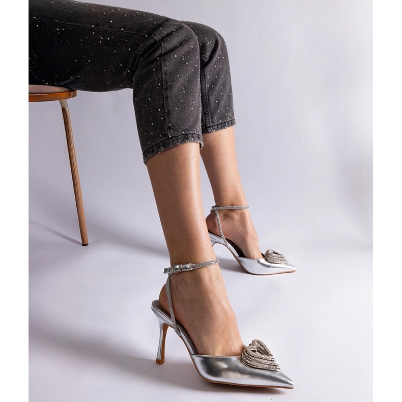 Tacones plateados con tacón abierto decorado con circonitas. plata 2