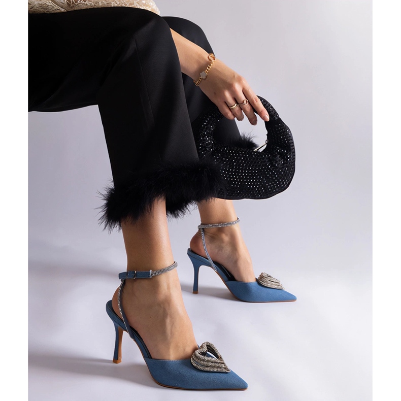 Tacones azules con tacón abierto decorado con circonitas. 1 Tacones azules con tacón abierto decorado con circonitas. 1