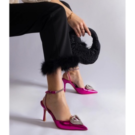 Tacones rosas con tacón abierto decorado con circonitas. 1