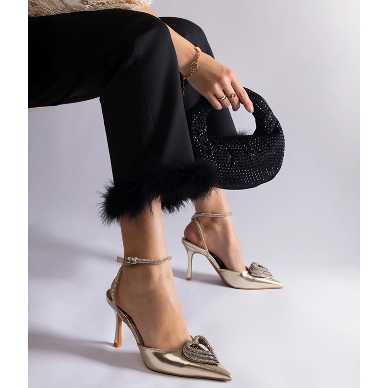 Tacones dorados con tacón abierto decorado con circonitas. 1