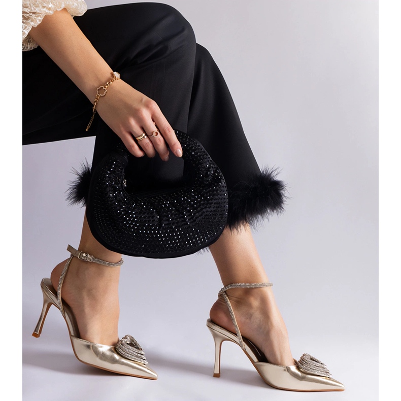 Tacones dorados con tacón abierto decorado con circonitas. 2