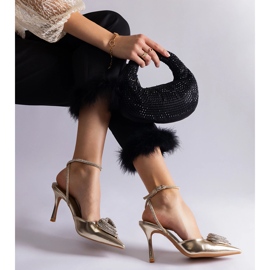 Tacones dorados con tacón abierto decorado con circonitas. 4