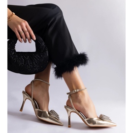 Tacones dorados con tacón abierto decorado con circonitas. 3