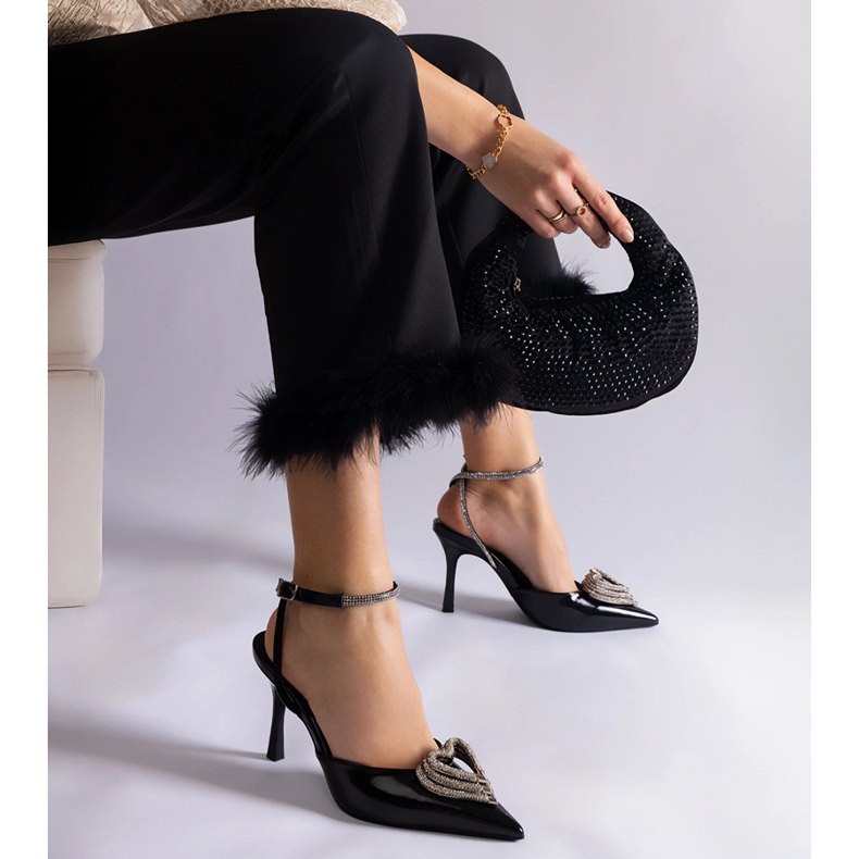 Tacones negros con tacón abierto decorado con circonitas. 2 Tacones negros con tacón abierto decorado con circonitas. 2