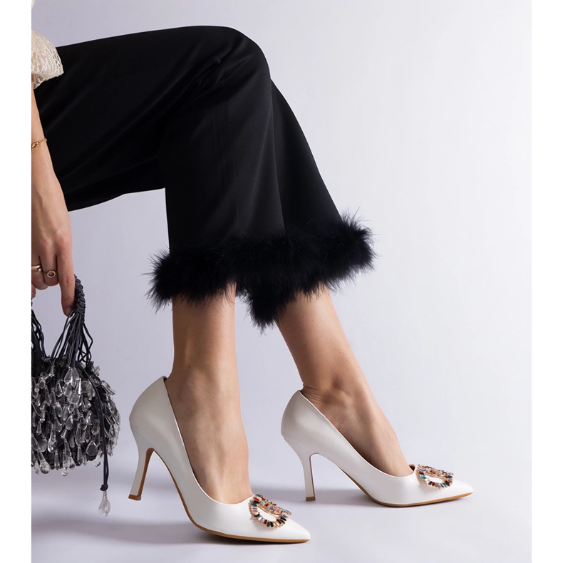 Tacones blancos decorados con circonitas de colores. 1