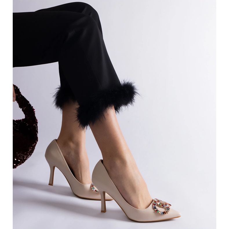 Tacones beige decorados con circonitas de colores. 2