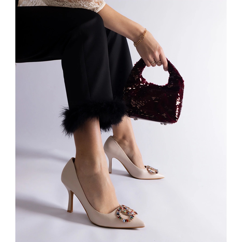 Tacones beige decorados con circonitas de colores. 1