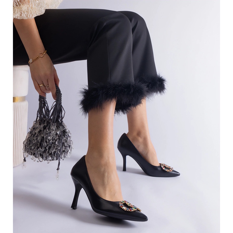 Tacones negros decorados con circonitas de colores. 1