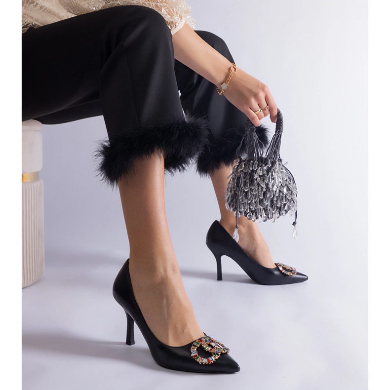 Tacones negros decorados con circonitas de colores. 2