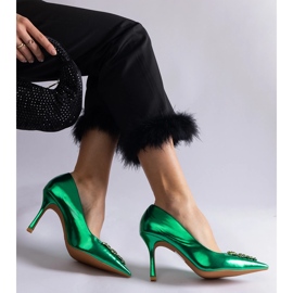 Stilettos de charol verde decorados con circonitas 2