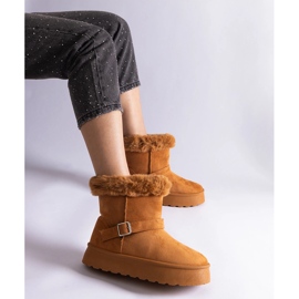 Botas de nieve con aislamiento marrón decoradas con piel. 1