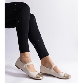 Bailarinas beige y dorada con puntera de charol y cierre con velcro 1