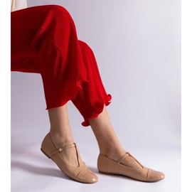 Bailarinas beige con puntera de charol y cierre con hebilla 1