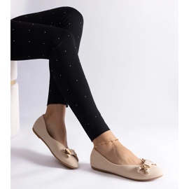 Bailarinas beige decoradas con lazo y broche. 1
