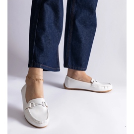 Mocasines clásicos blancos confeccionados en piel ecológica. 3