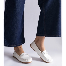 Mocasines clásicos blancos confeccionados en piel ecológica. 4