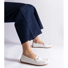 Mocasines clásicos blancos confeccionados en piel ecológica. 1