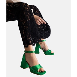 Sandalias de raso verde con tacones enormes. 4