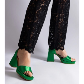 Sandalias de raso verde con tacones enormes. 5