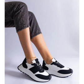 Zapatillas negras en la plataforma negro 2