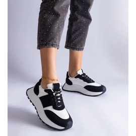Zapatillas negras en la plataforma negro 3