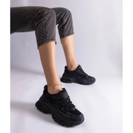 Zapatillas de deporte de deportes negros en una suela masiva 1