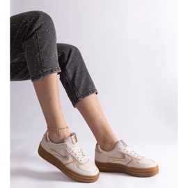 Zapatillas beige con suela de goma. 1