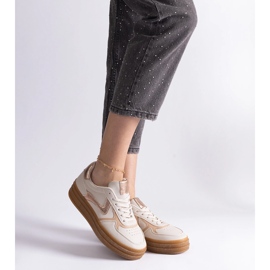 Zapatillas beige con suela de goma. 3