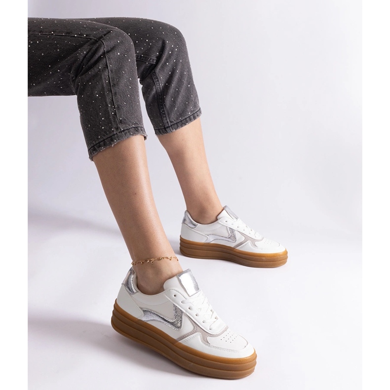 Zapatillas blancas y plateadas con suela de goma. blanco 2