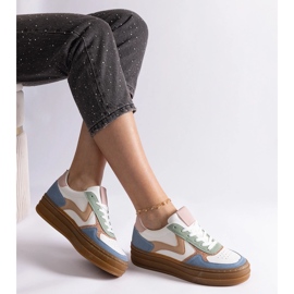 Zapatillas azules con suela de goma. 1
