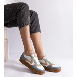 Zapatillas azules con suela de goma. 2