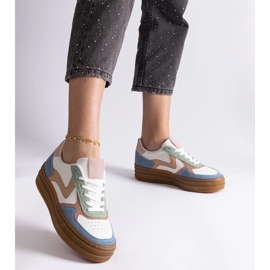 Zapatillas azules con suela de goma. 3
