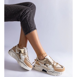 Zapatillas beige decoradas con un cordón de circonitas. 2