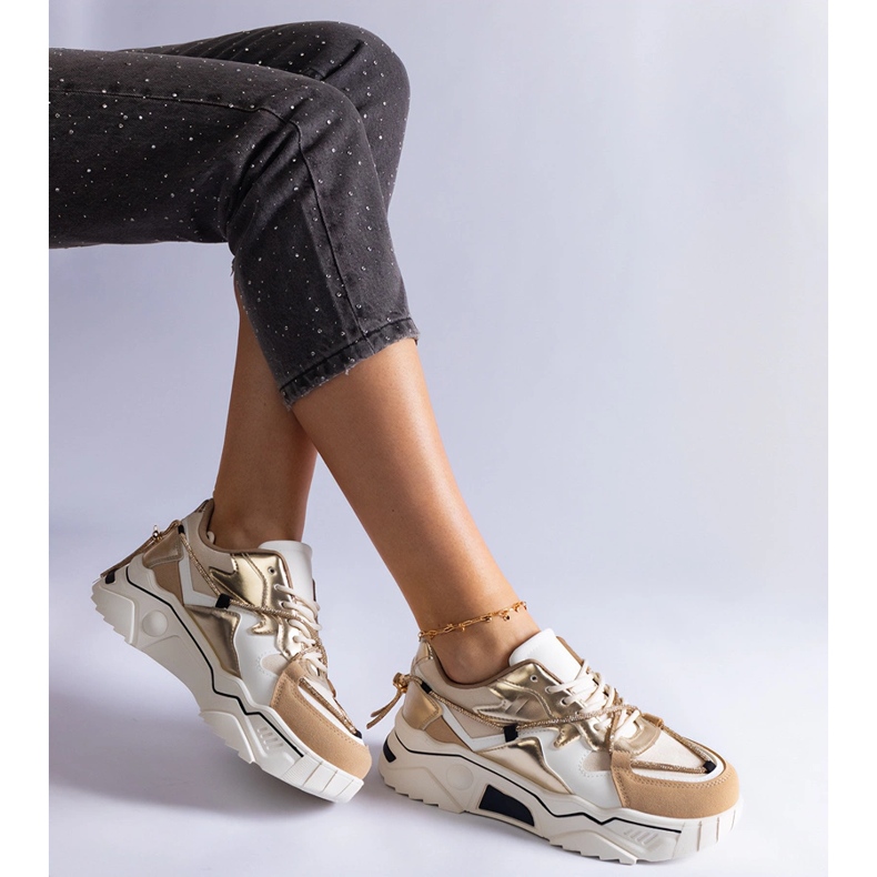 Zapatillas beige decoradas con un cordón de circonitas. 2 Zapatillas beige decoradas con un cordón de circonitas. 2