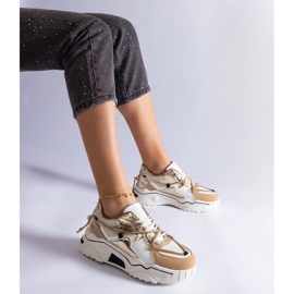 Zapatillas beige decoradas con un cordón de circonitas. 1 Zapatillas beige decoradas con un cordón de circonitas. 1