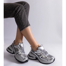 Zapatillas plateadas con suela maciza. plata 2