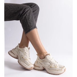 Zapatillas beige con suela maciza. 1