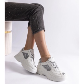 Zapatillas blancas de mujer con inserciones de purpurina. blanco 2