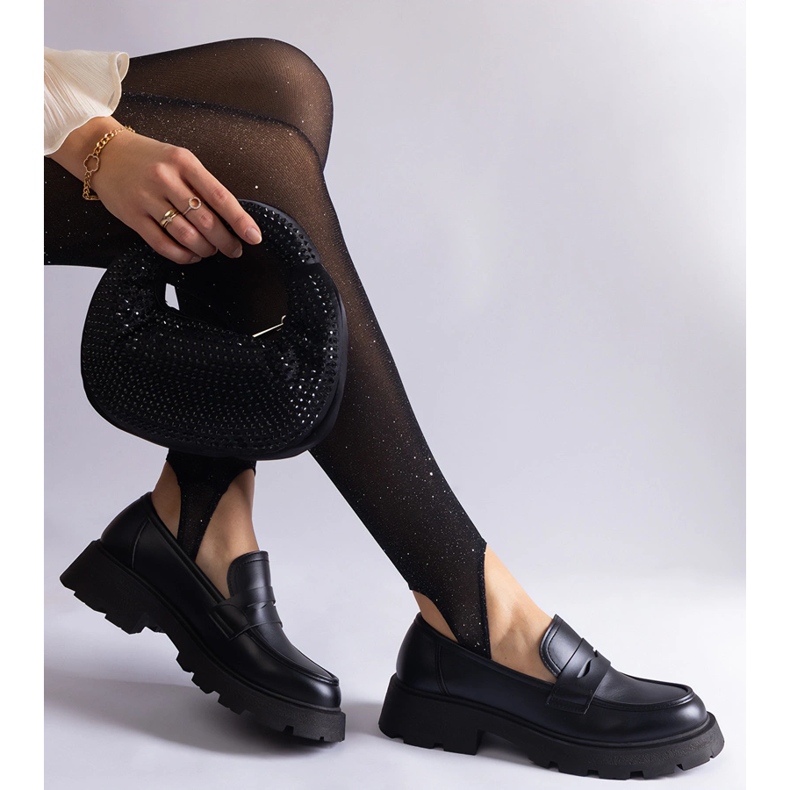 Mocasines de mujer negros confeccionados en piel ecológica. 2