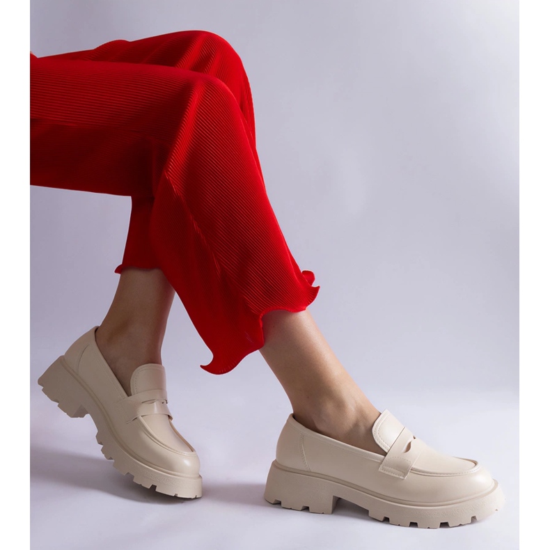 Mocasines de mujer beige confeccionados en piel ecológica. 1