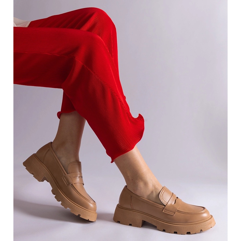 Mocasines de mujer beige oscuro confeccionados en piel ecológica. 1