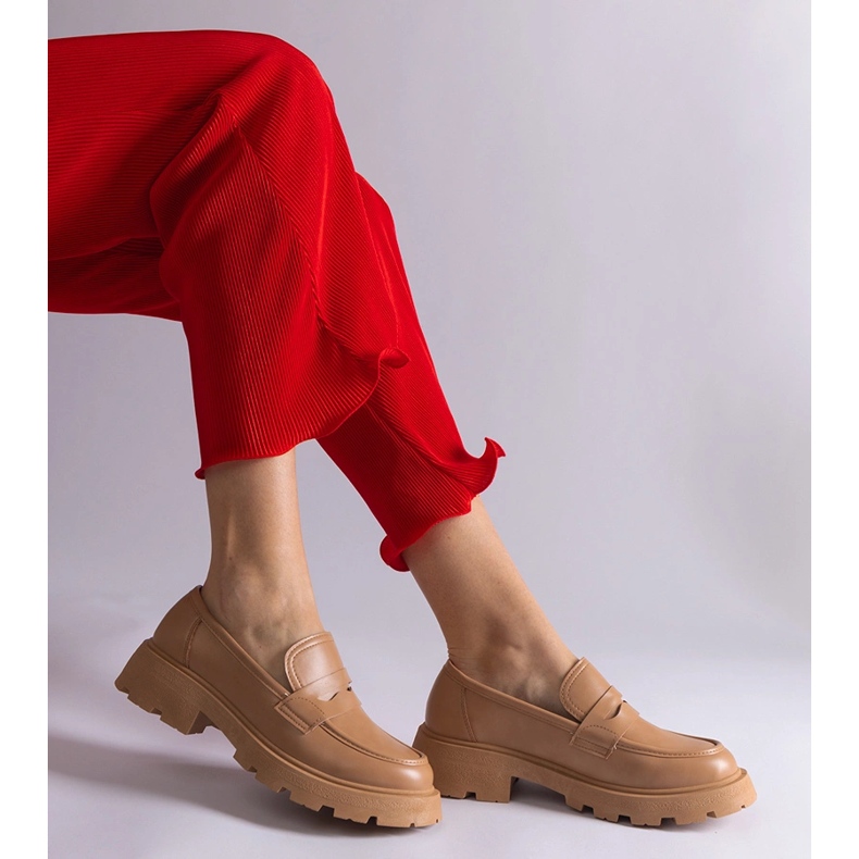 Mocasines de mujer beige oscuro confeccionados en piel ecológica. 2