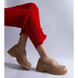Mocasines beige oscuro confeccionados en piel ecológica. 2