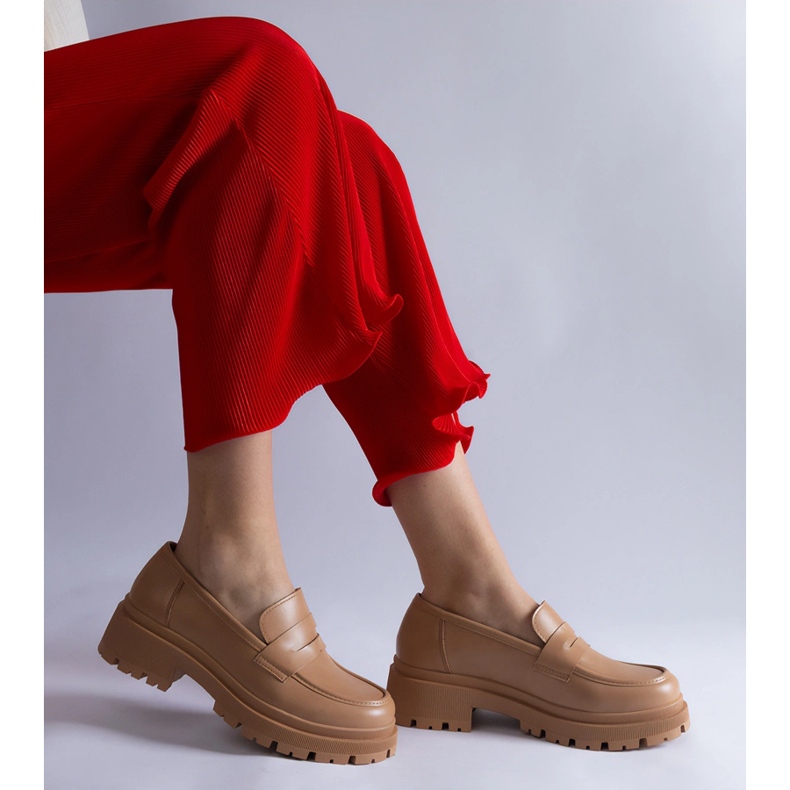 Mocasines beige oscuro confeccionados en piel ecológica. 1 Mocasines beige oscuro confeccionados en piel ecológica. 1