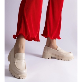 Mocasines de mujer beige confeccionados en piel ecológica. 4